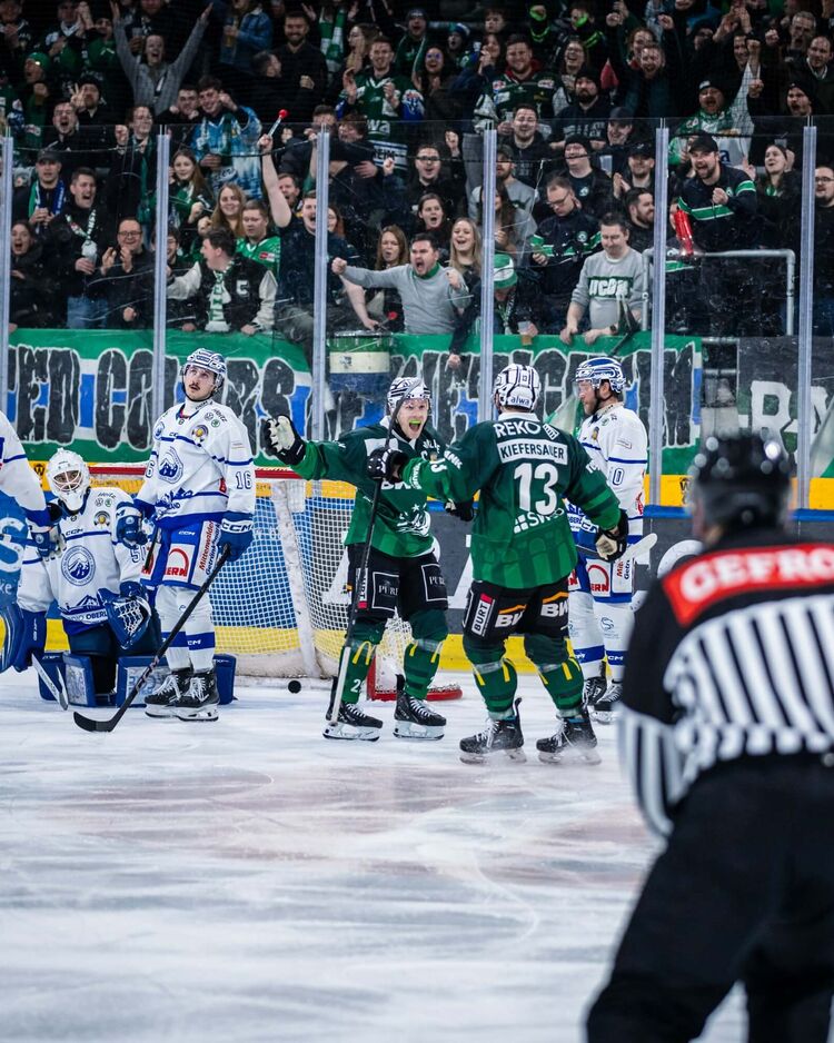 Steelers feiern Kantersieg gegen den SC Riessersee